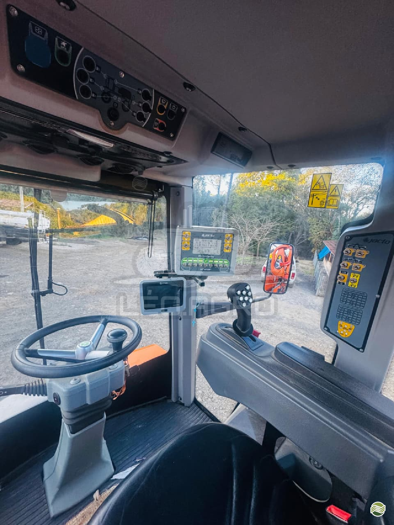 PULVERIZADOR JACTO UNIPORT 2030 Tração 4x4 Léo.Agro CAMBE PARANÁ PR